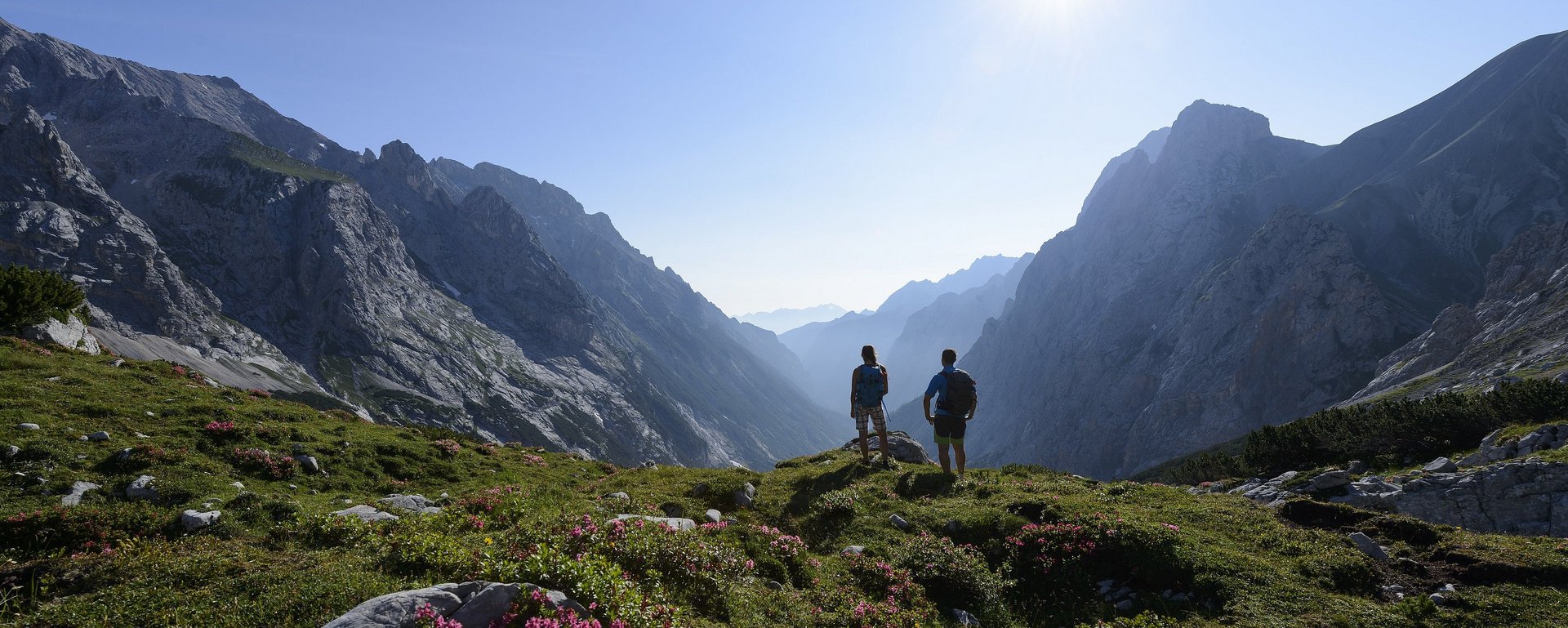 Wanderer vor Alpenkulisse in Oberbayern