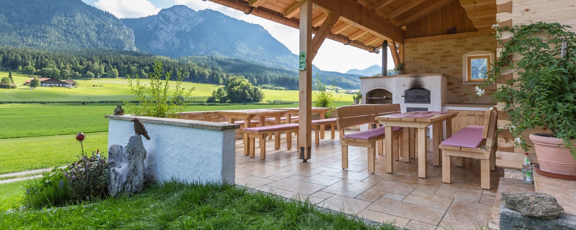 Gemütliche Sitzecke mit Ofen und Blick in die Berge